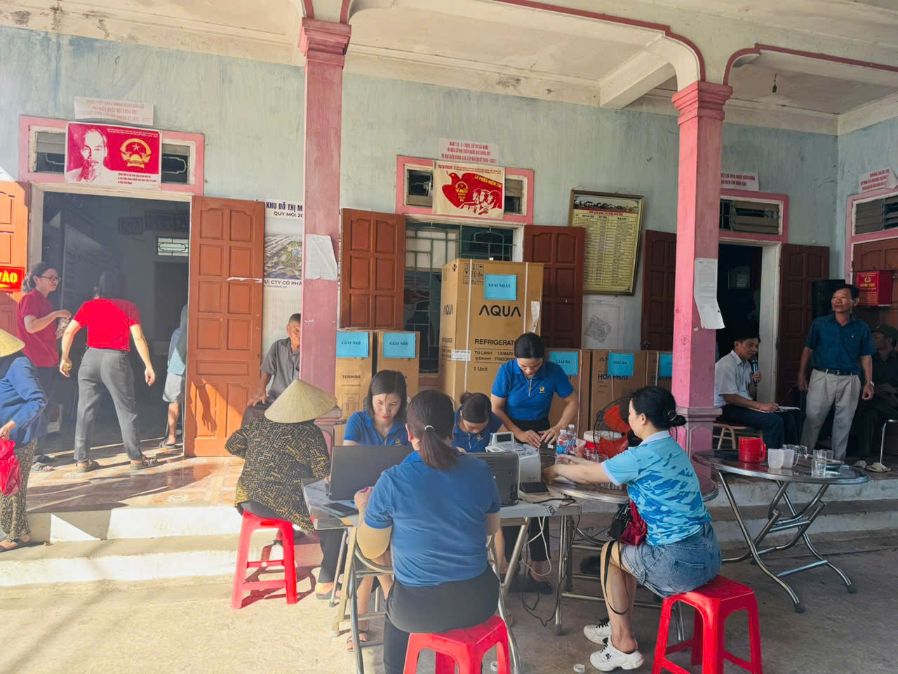 Bàn bốc thăm nhận quà cho các hộ dân giao đất, phần thưởng là tủ lạnh, bên cạnh là poster dự án khu đô thị mới Nam Đàn New Central