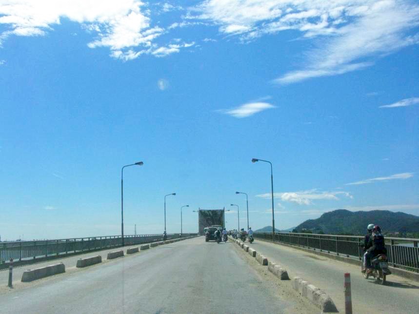 Cầu Bến Thủy qua sông Lam nối TP Vinh với Nghi Xuân, Hà Tĩnh