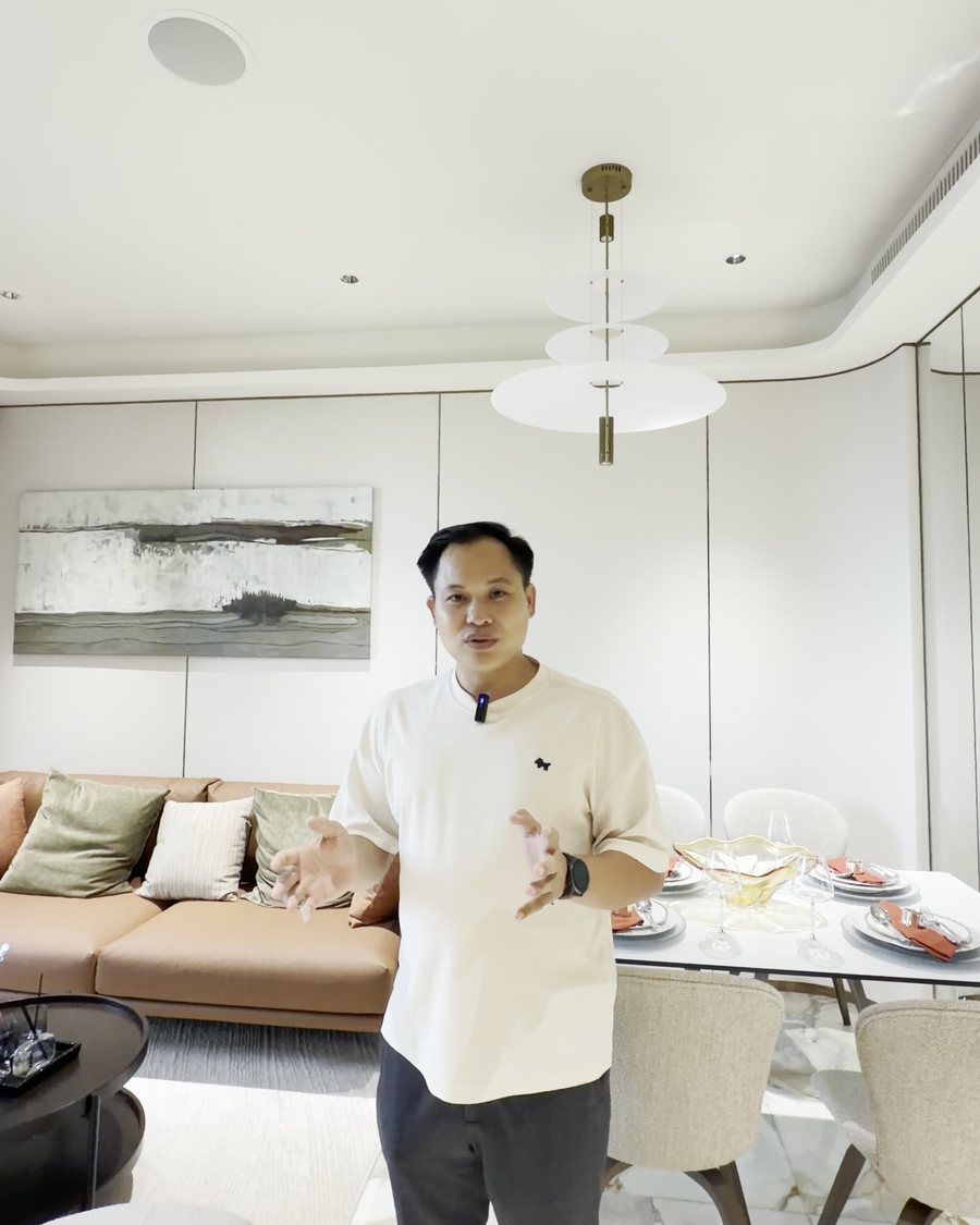 Phòng khách và bàn ăn liền khối trong căn hộ mẫu Sun Group