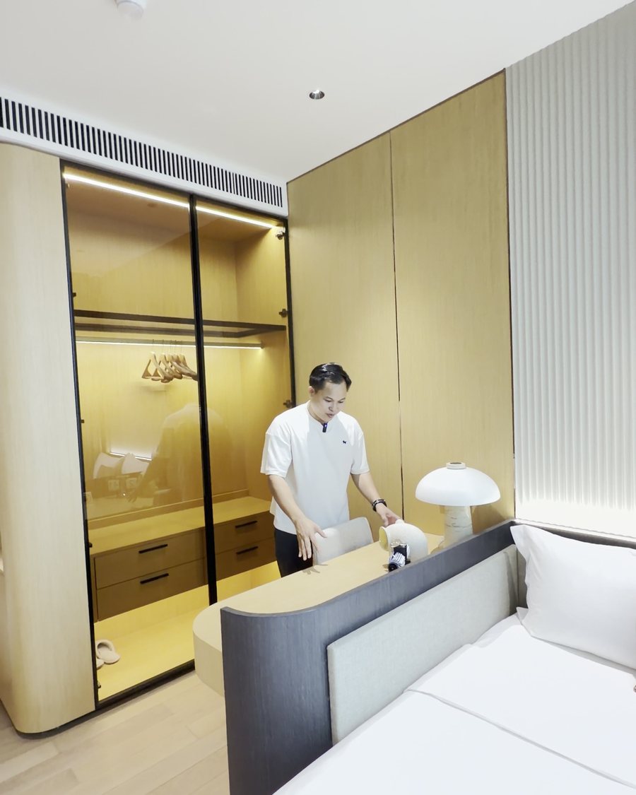 Tủ áo âm tường cửa kính trong phòng ngủ căn hộ mẫu Sun Group