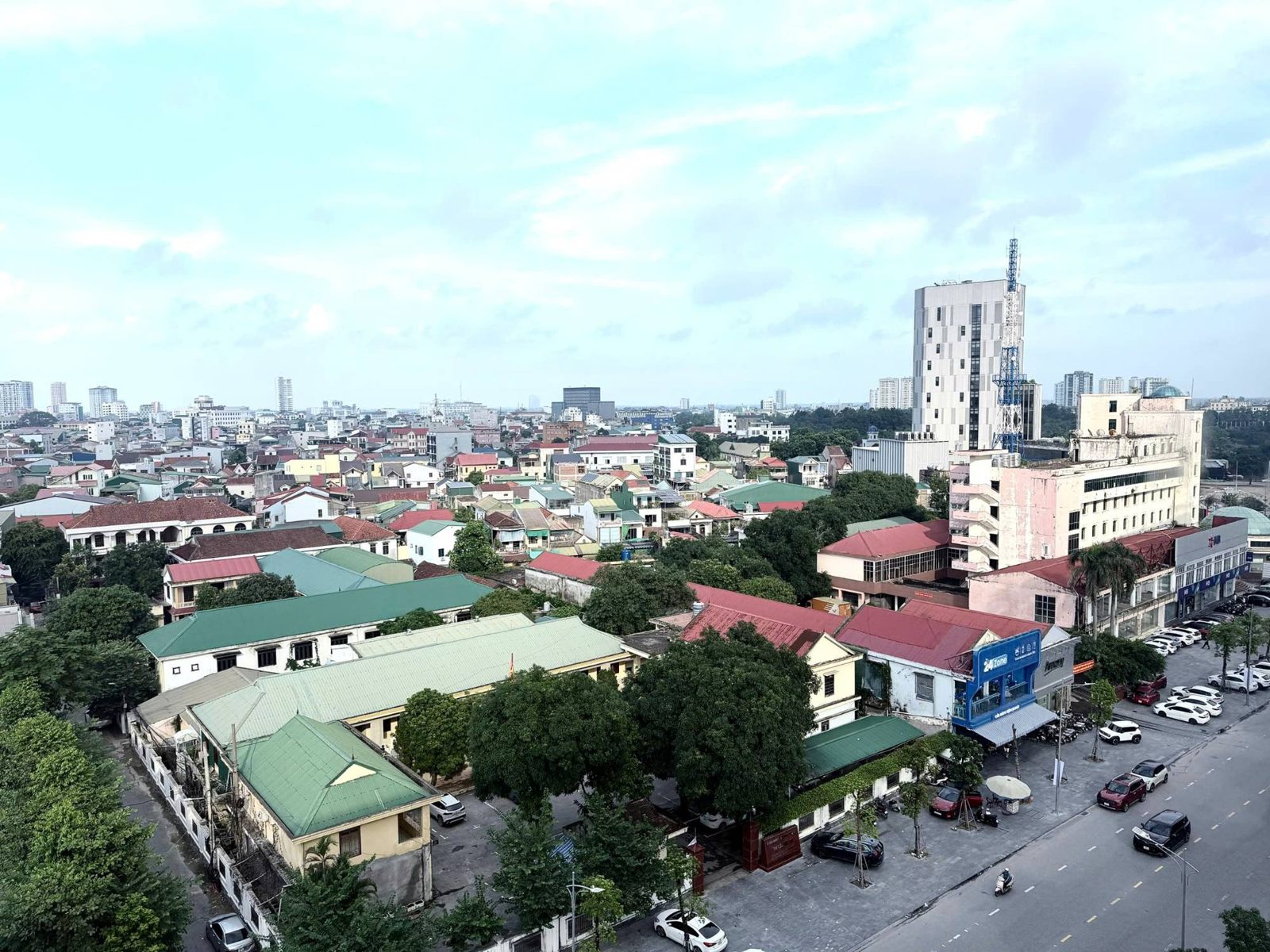 Nhà phố thấp tầng và chung cư ở TP Vinh nhìn từ trên cao